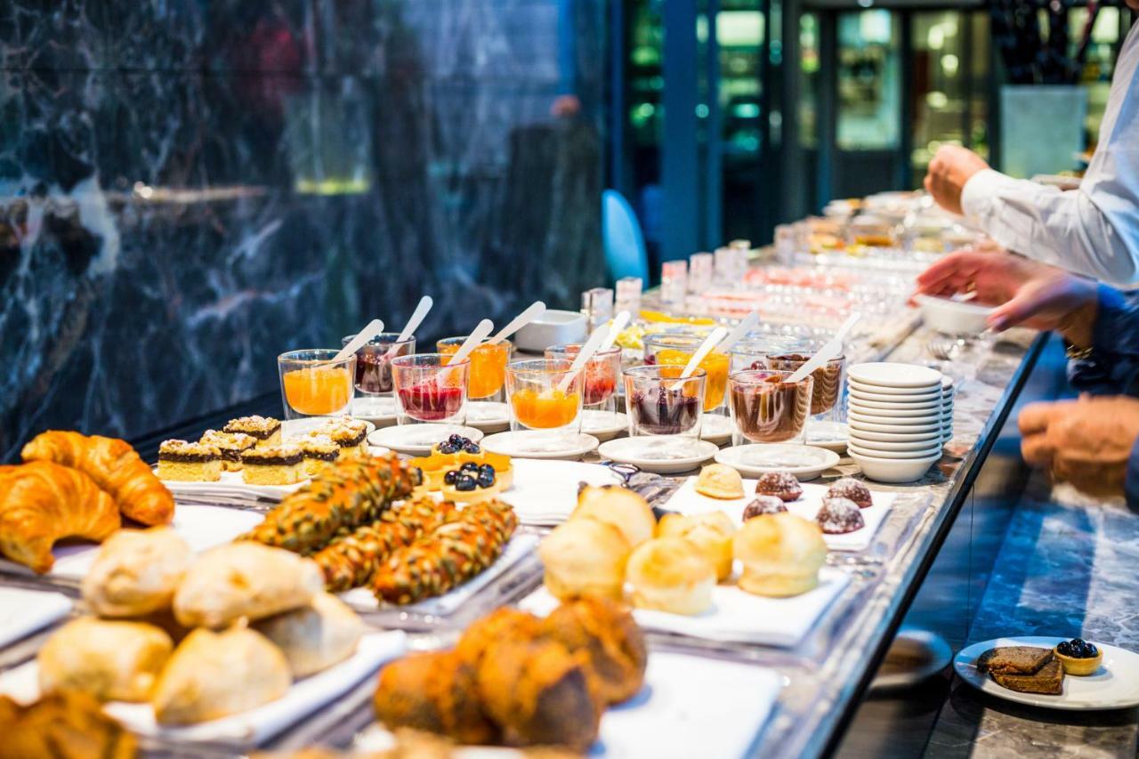 Mercure Living プトラジャヤ エクステリア 写真 A buffet at a hotel